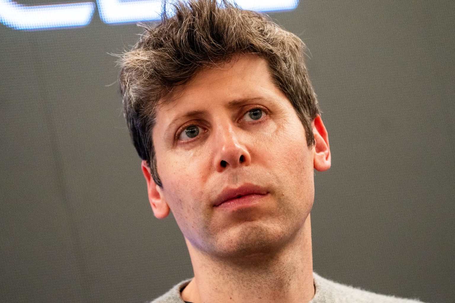 OpenAI lanza GPT-5.5: regulador del Reino Unido logra hackearlo en 6 horas