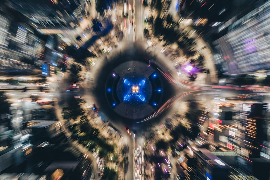 Toma aérea dinámica del vibrante centro de la Ciudad de México por la noche, que muestra luces brillantes y movimiento.