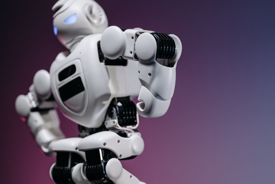 Acercamiento a un robot blanco futurista que muestra innovación y diseño.