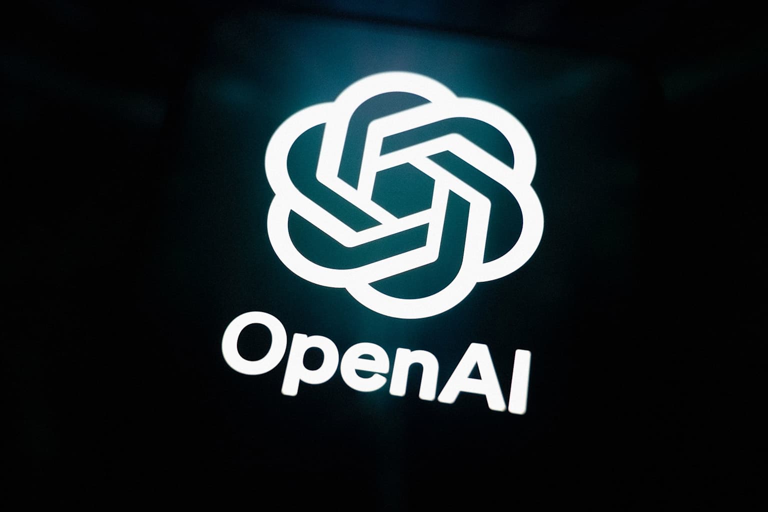 OpenAI restringe su nueva IA experta en ciberseguridad
