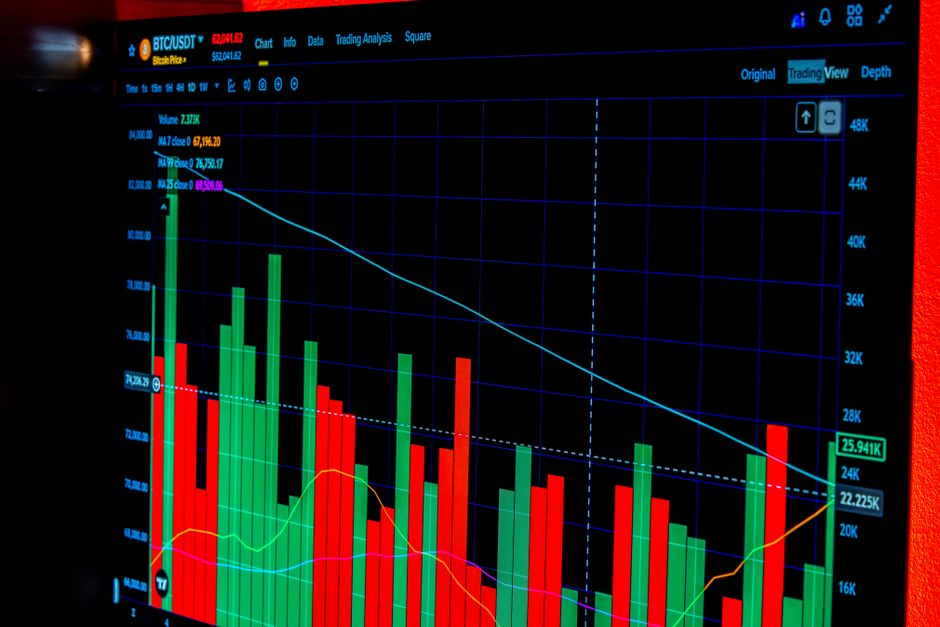 Primer plano de un gráfico digital de negociación de Bitcoin que muestra las fluctuaciones de precios.