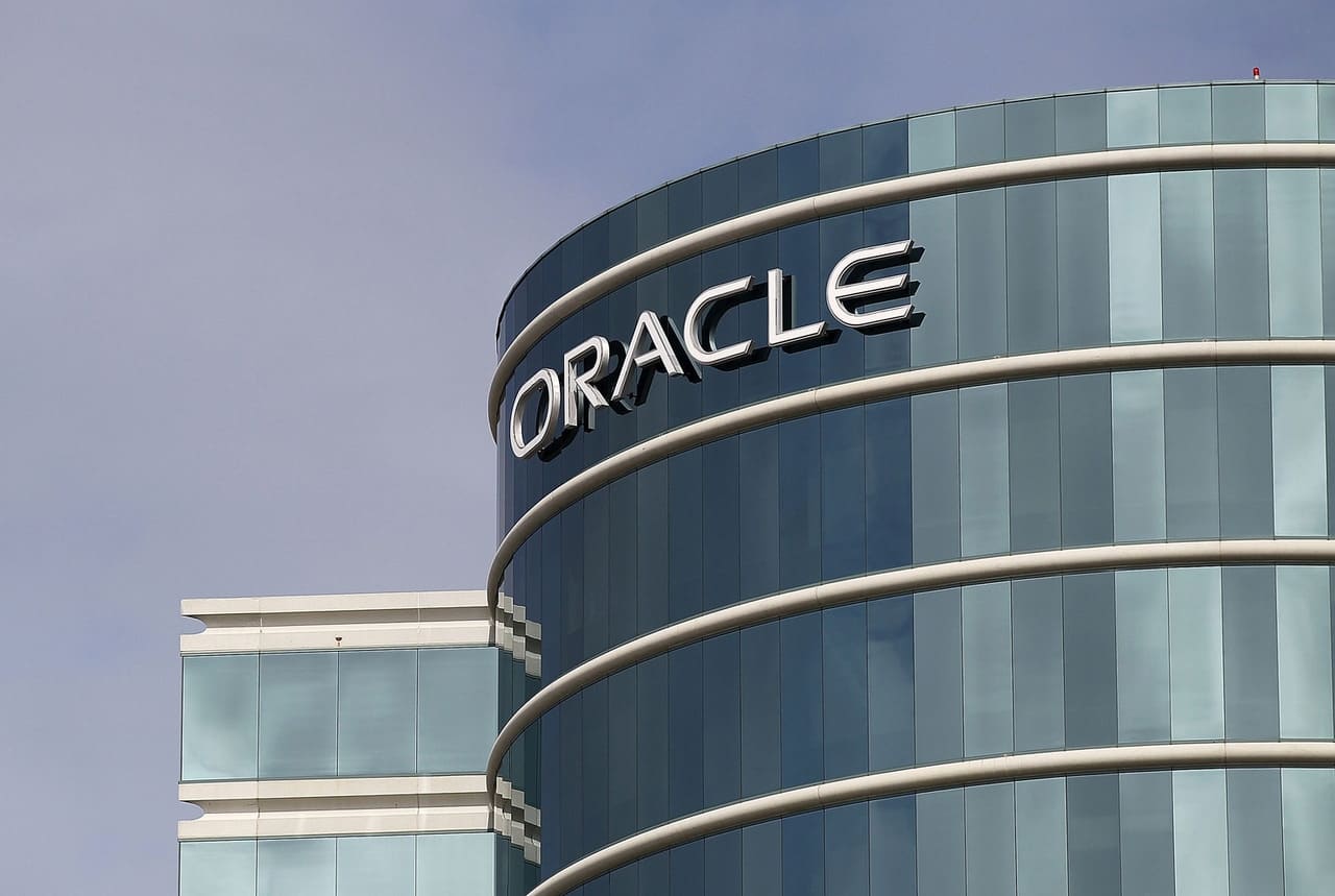 Oracle suple ingenieros con IA por presión financiera