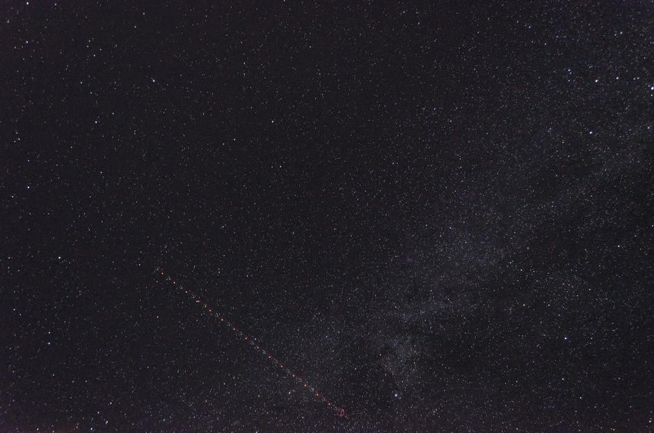 Una imagen impresionante del cielo estrellado nocturno sobre Grecia, que muestra la belleza celestial.