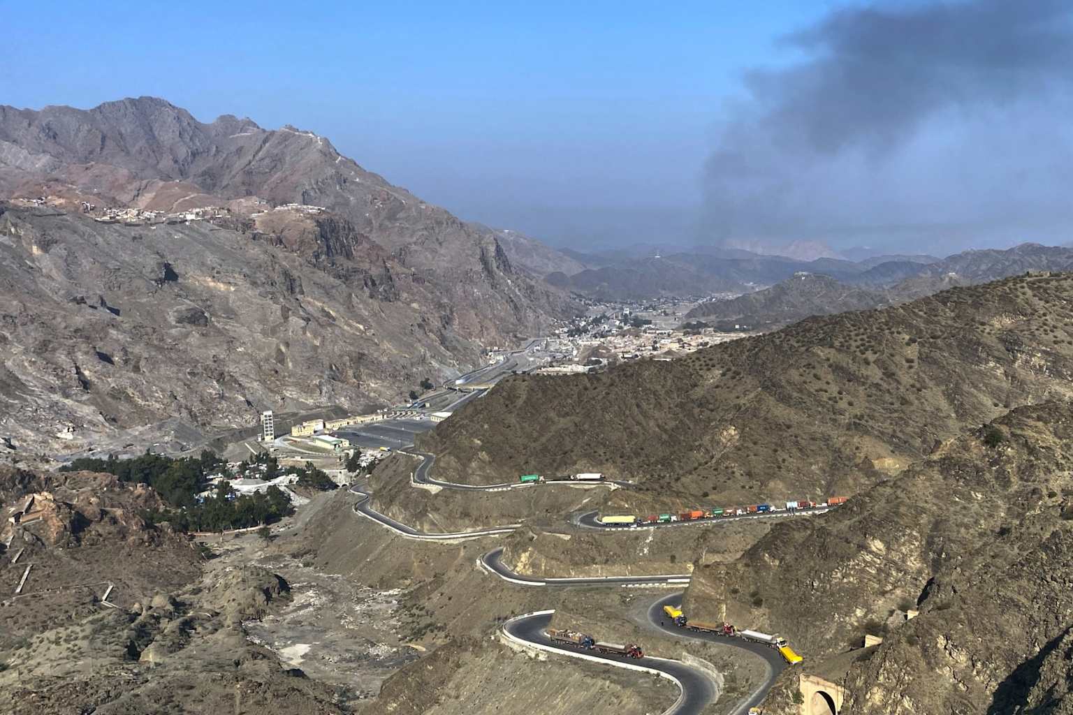 Pakistán ataca base de drones afgana y escala guerra abierta