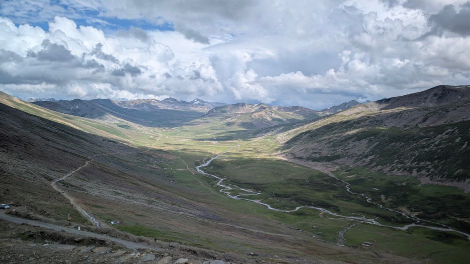 Impresionante vista panorámica del paso de Babusar en el Himalaya, con valles exuberantes y nubes espectaculares.