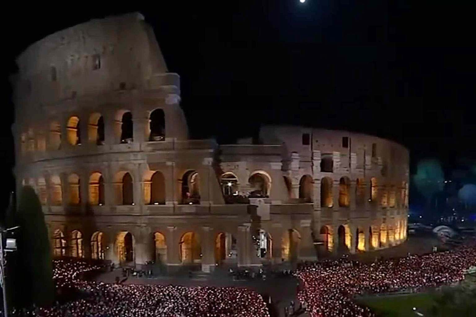 Papa León XIV carga la cruz en todo el Vía Crucis en Roma