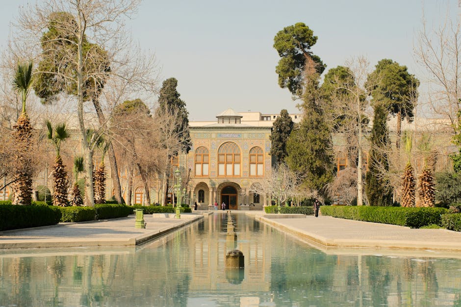 Explore el emblemático Palacio Golestán de Teherán, que cuenta con un impresionante estanque reflectante y arquitectura persa.