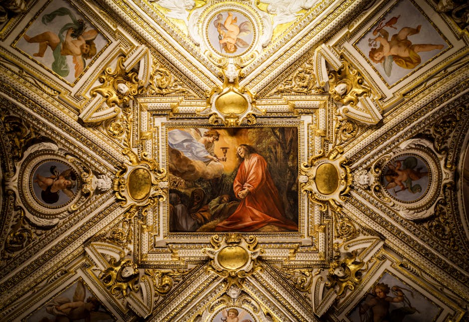 Techo barroco intrincadamente decorado con arte clásico y motivos de querubines.