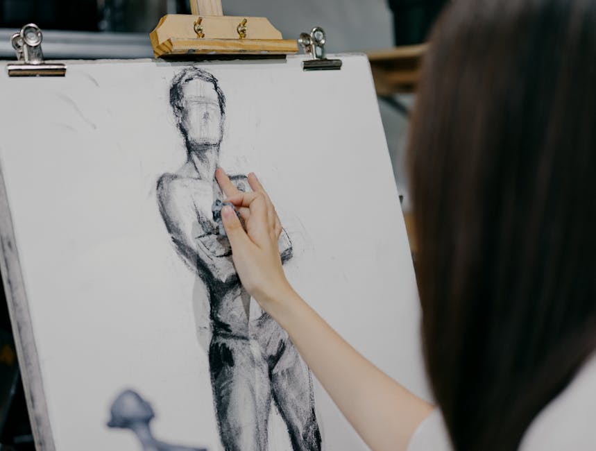 Un artista concentrado dibujando una figura humana sobre lienzo en un estudio de arte de Shinjuku en Tokio, Japón.