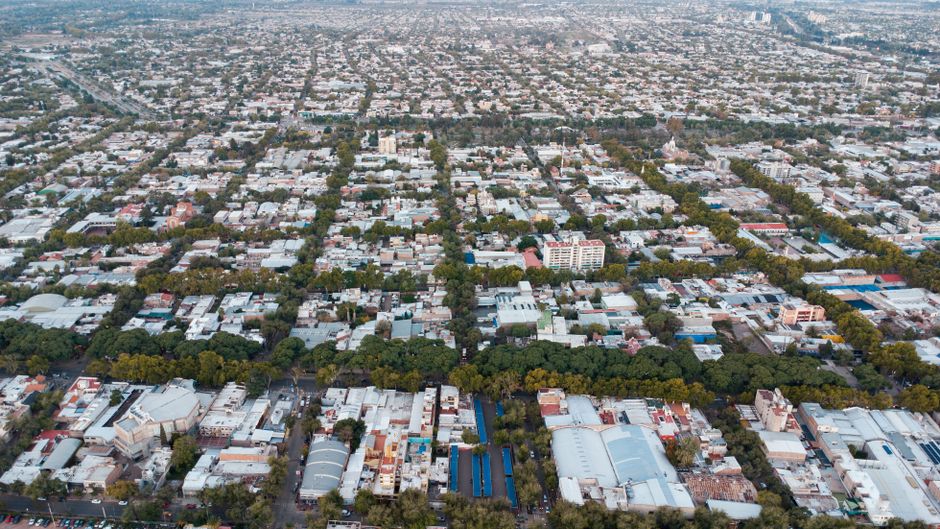 Toma aérea que muestra el diseño de la cuadrícula urbana de la ciudad de Mendoza en Argentina.
