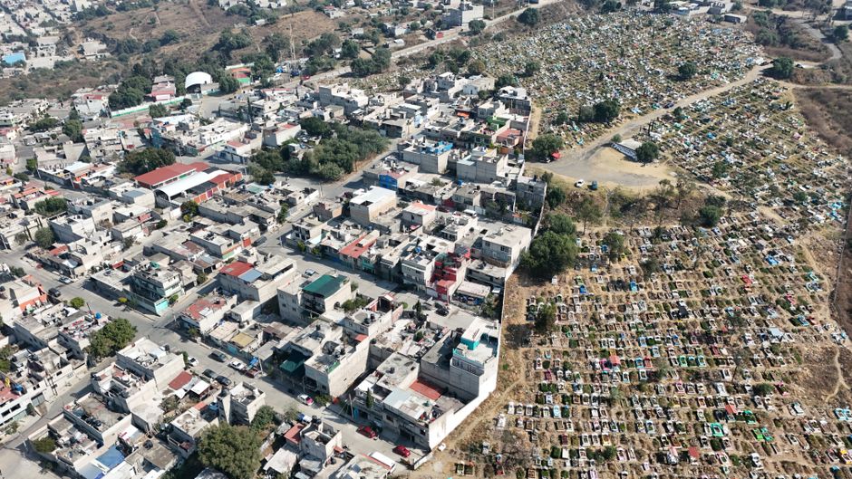 Toma de dron que muestra el paisaje urbano y el cementerio en el Estado de México, México.