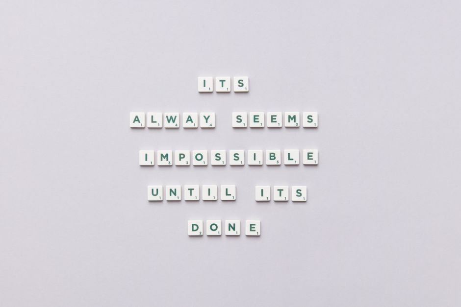 Cita motivacional 'Siempre parece imposible hasta que se hace' en fichas de Scrabble.