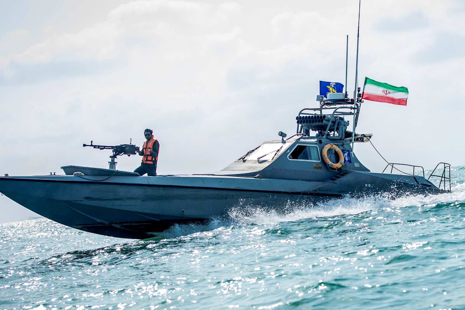 Petróleo rebasa $100: Trump ordena disparar a barcos en Ormuz