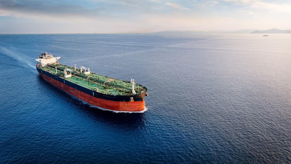 Petróleo salta a $107 y tumba Wall Street por crisis en Ormuz