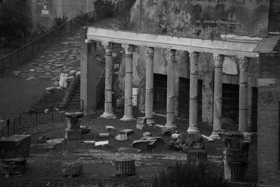 Foto en blanco y negro que captura antiguas ruinas en el Foro Romano de Roma.