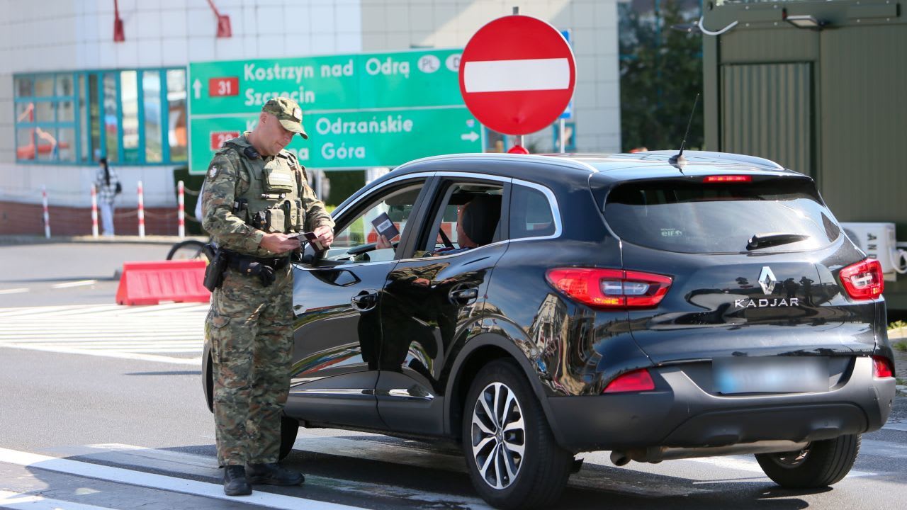Polonia alarga controles fronterizos: golpe logístico