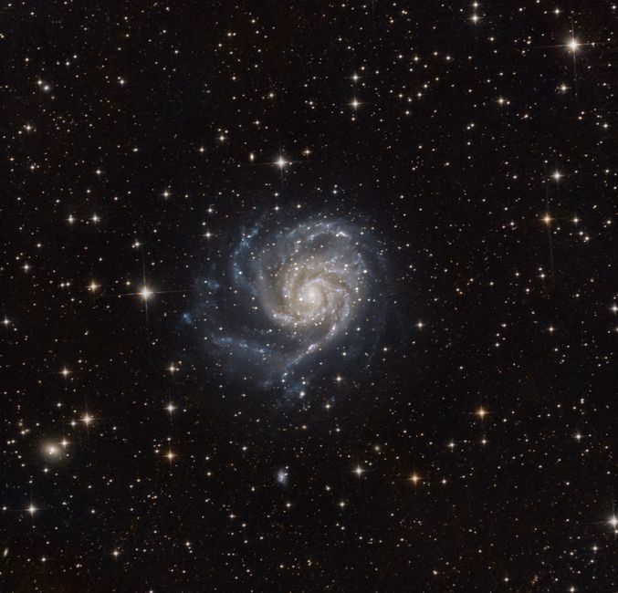 Fascinante imagen de la Galaxia del Remolino, Messier 101, rodeada de estrellas en el espacio profundo.