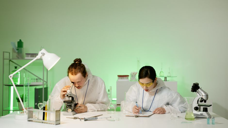 Fotos de stock gratuitas de ambiente de laboratorio, análisis microscópico, bata de laboratorio blanca