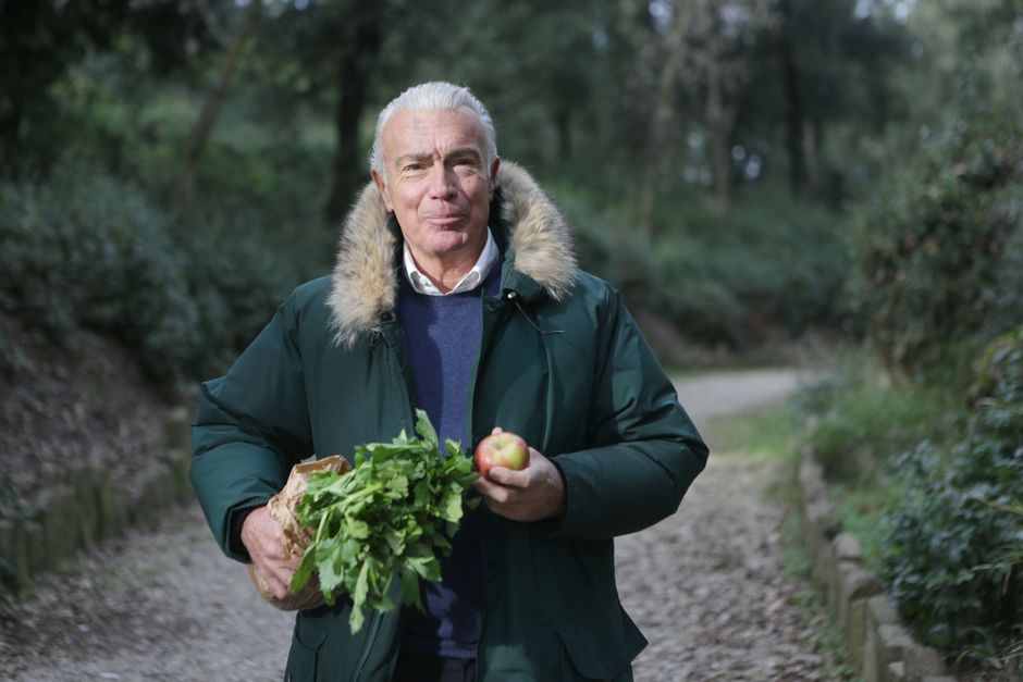 Hombre En Abrigo De Piel Verde Con Frutas Vegetales Y Manzana
