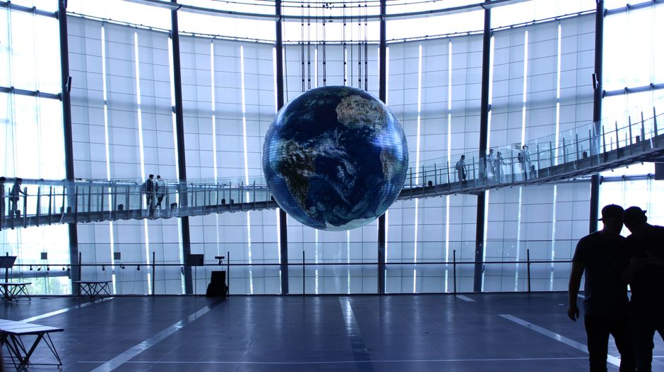 Vista del modelo de la Tierra dentro del Museo Miraikan, Tokio, Japón.
