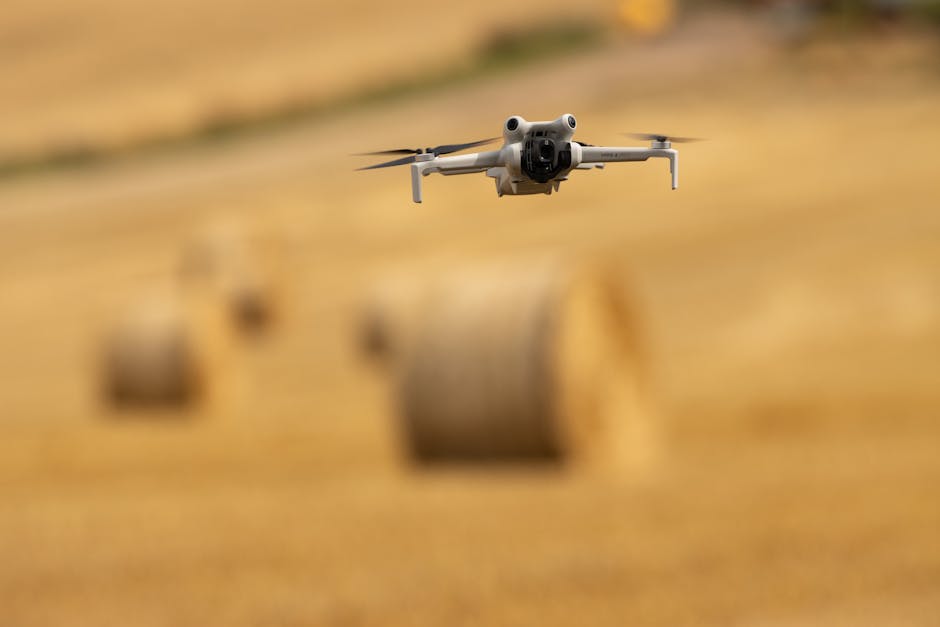Un dron captura vistas panorámicas de fardos de heno en un soleado campo de trigo sueco.