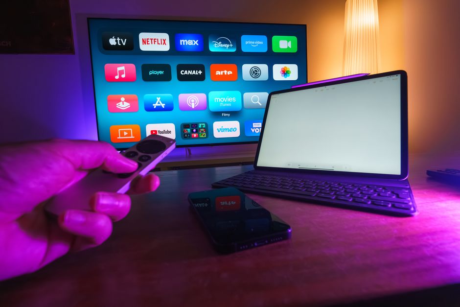 Una acogedora configuración hogareña que incluye servicios de transmisión en televisores inteligentes, tabletas y teléfonos inteligentes.