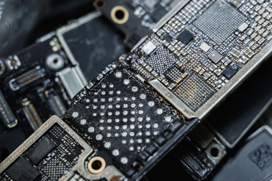 Toma macro detallada de componentes electrónicos de microchip en una placa de circuito.