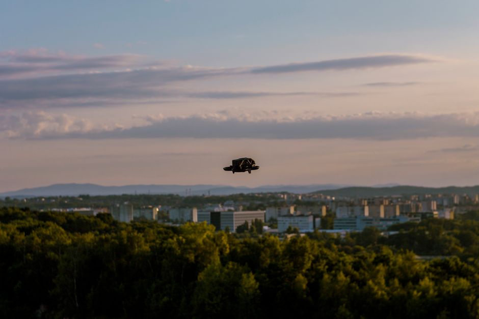 Vista aérea de Cracovia que muestra una exuberante vegetación y un horizonte urbano durante la puesta de sol.