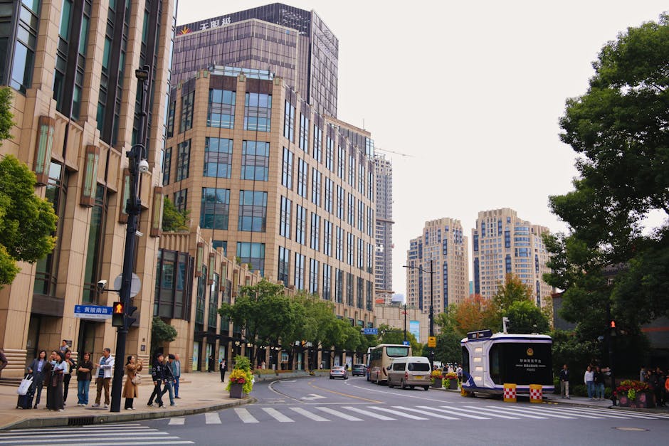 Vista de edificios y calles modernas en Shanghai, China, que muestran la arquitectura urbana.