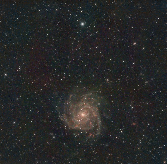 Vista hipnotizante de la galaxia espiral rodeada de estrellas en el espacio profundo, destacando la grandeza del universo.