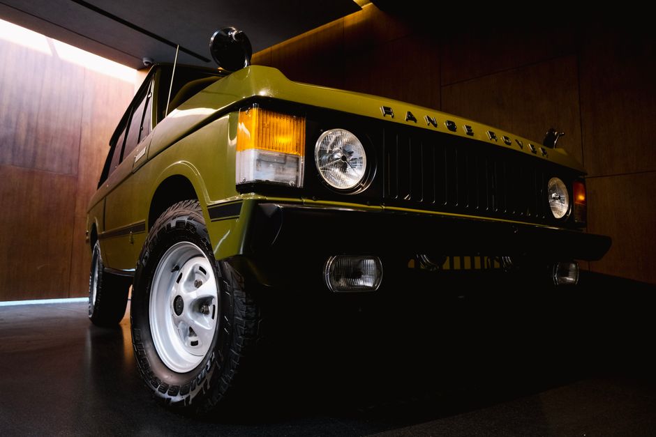 Un Range Rover vintage expuesto en interiores, mostrando el diseño automotriz clásico.