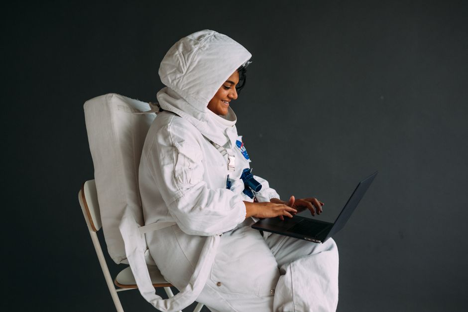 Mujer En Un Traje Espacial Usando Una Computadora Portátil