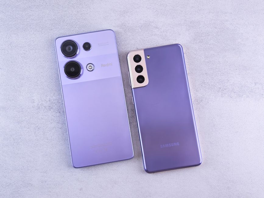 Imagen detallada que muestra dos smartphones morados sobre una superficie clara.