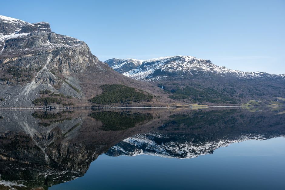 Majestuosa cordillera reflejándose en un lago tranquilo en Aurdal, Innlandet, Noruega.