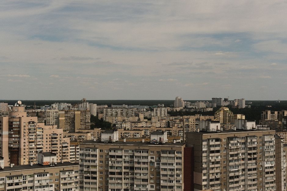 El horizonte de Kyiv con edificios residenciales altos bajo un cielo brillante.
