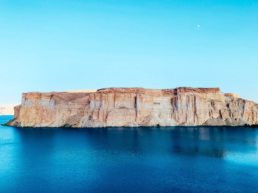Fotos de stock gratuitas de acantilado, acantilados iluminados por el sol, agua Azul