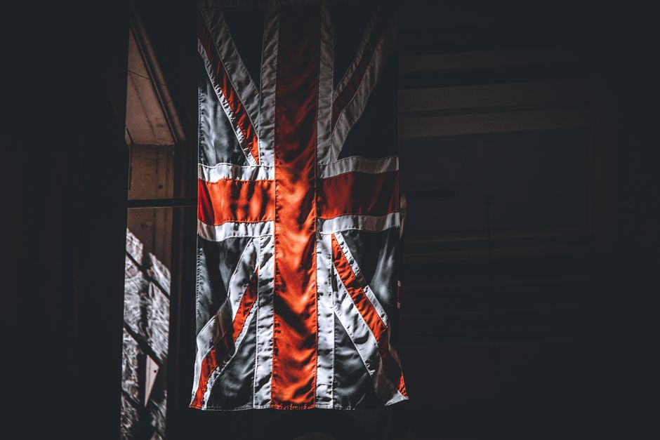 Una representación dramática de la bandera Union Jack dentro de una habitación poco iluminada.