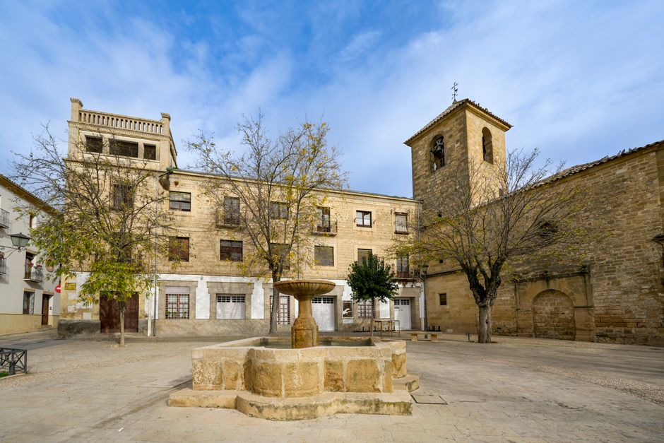 Encantadora plaza histórica en Úbeda, Andalucía, con una fuente central y arquitectura tradicional.
