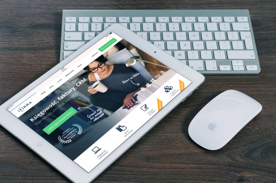 Una tableta con un sitio web financiero abierto, al lado de un teclado y ratón blancos. Ideal para imágenes de stock de temática tecnológica.