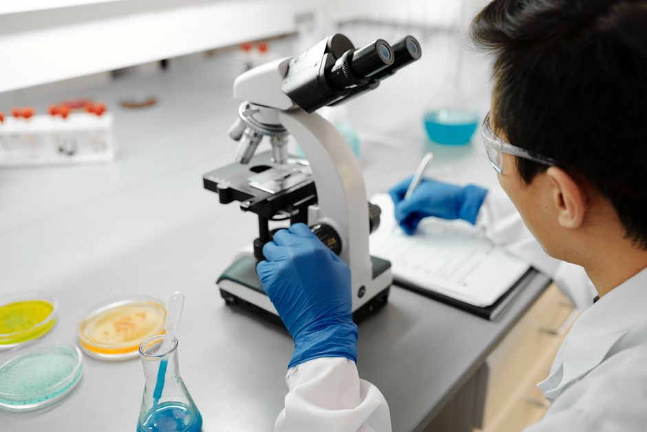 Fotos de stock gratuitas de análisis de laboratorio, análisis de muestra, bata de laboratorio