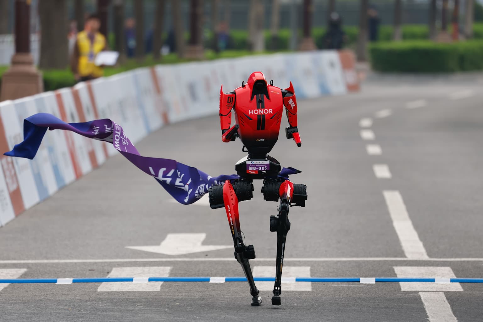 Robot de Honor rompe récord humano en medio maratón chino