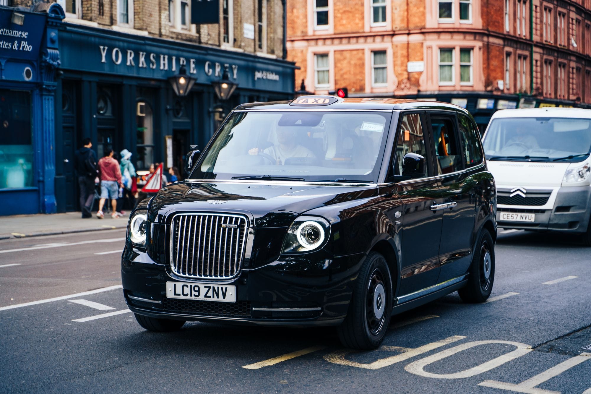 Robotaxis de Waymo y Wayve inquietan a taxistas de Londres