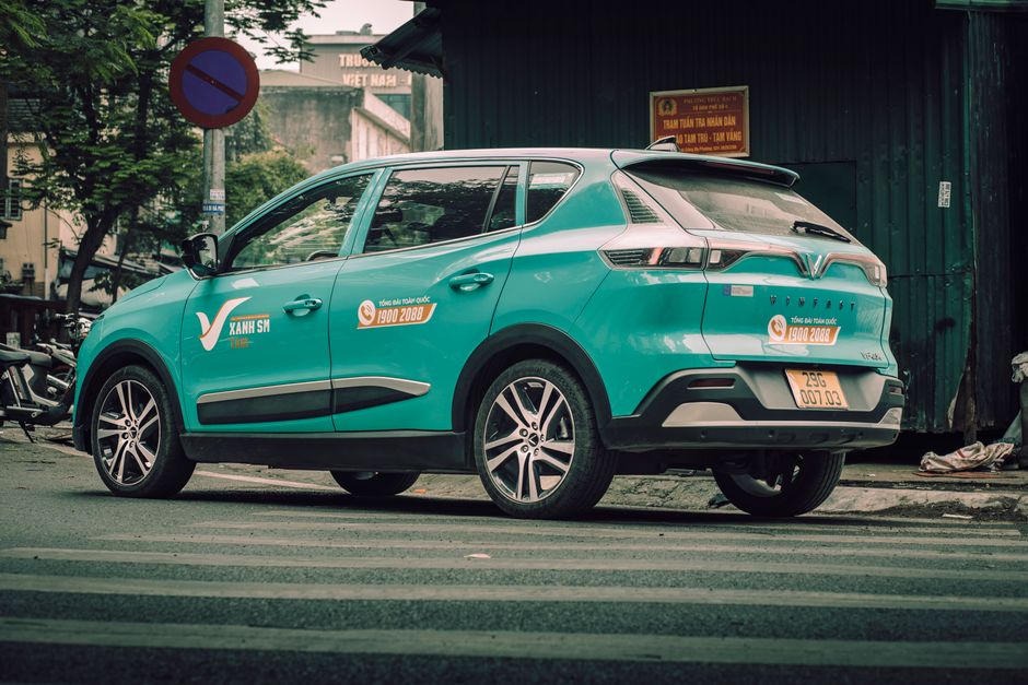 Coche VinFast aparcado en una calle de la ciudad en Vietnam con enfoque en visuales de vehículos urbanos.