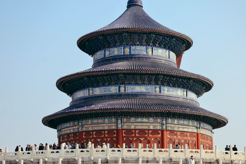 El icónico Templo del Cielo en Pekín, que muestra la arquitectura tradicional china bajo un cielo azul claro.