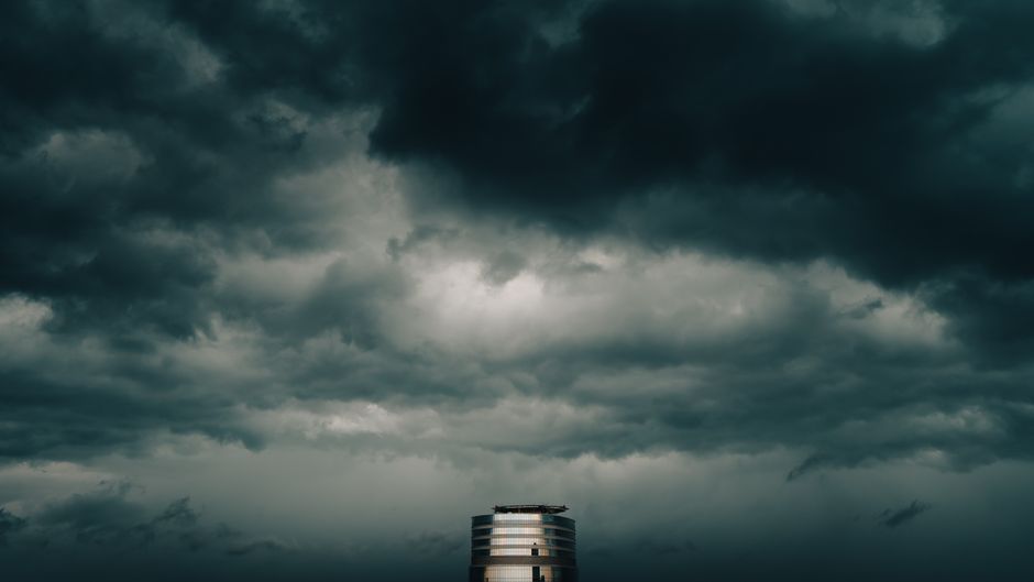 Una impresionante torre se yergue bajo nubes oscuras y dramáticas en San Petersburgo, Rusia.