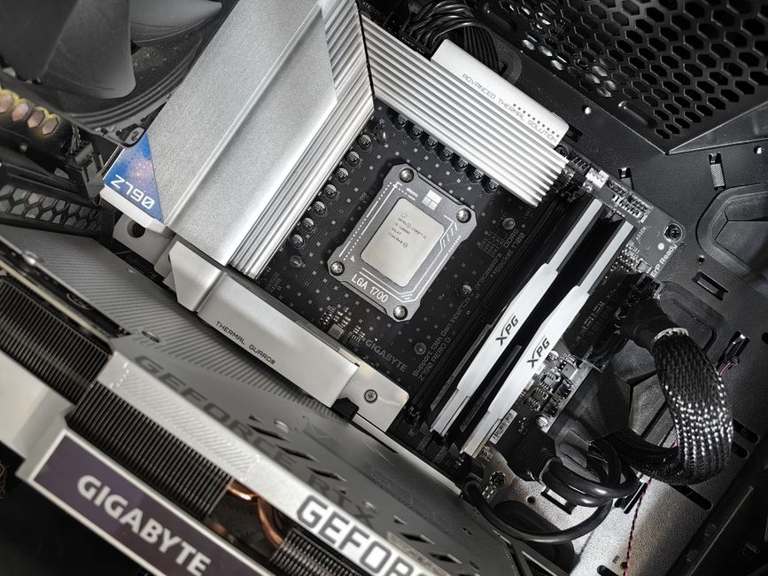 Vista interior de una construcción de PC de alto rendimiento con una placa base y componentes Gigabyte.