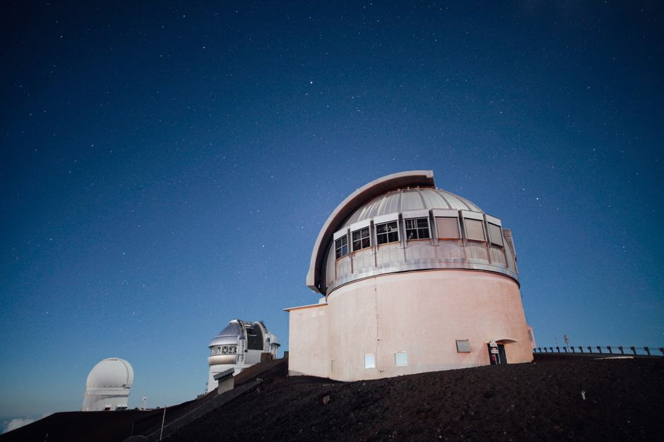 Un impresionante observatorio bajo un cielo nocturno claro y estrellado, perfecto para entusiastas de la astronomía.
