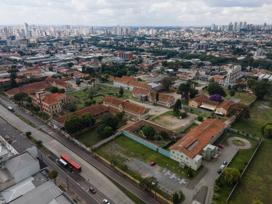 Hermosa toma aérea de edificios históricos en Curitiba, que muestra el paisaje urbano y la arquitectura.