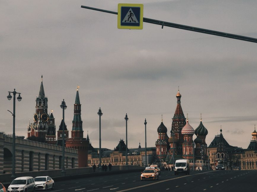Vista escénica de lugares emblemáticos en Moscú, destacando las torres del Kremlin y la Catedral de San Basilio.