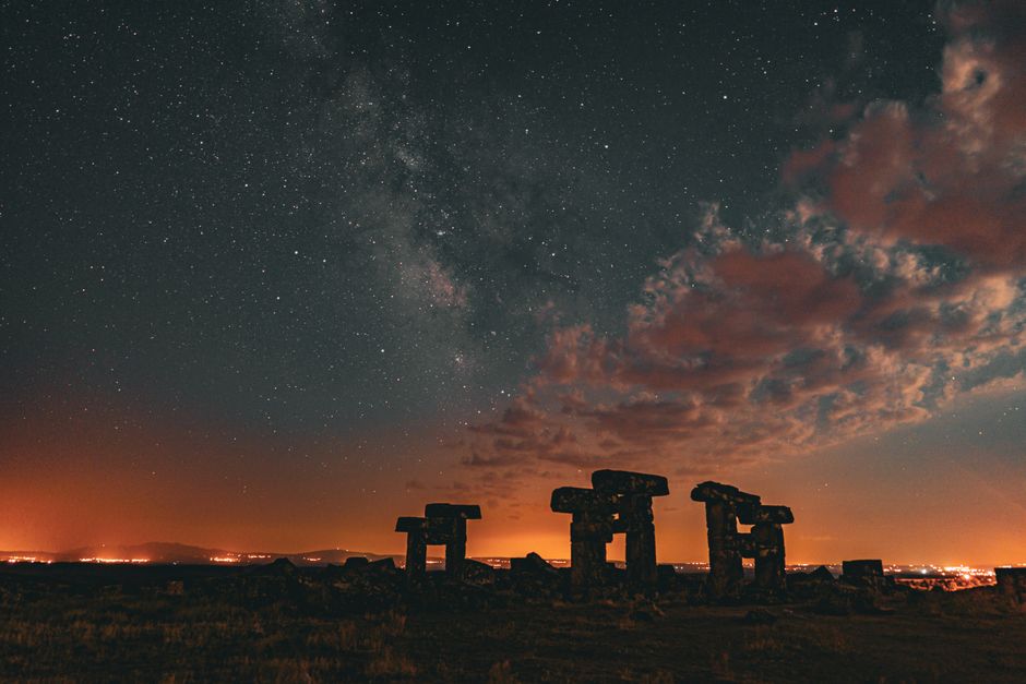 Impresionante vista nocturna de la Vía Láctea sobre ruinas antiguas en Ulubey, Turquía.